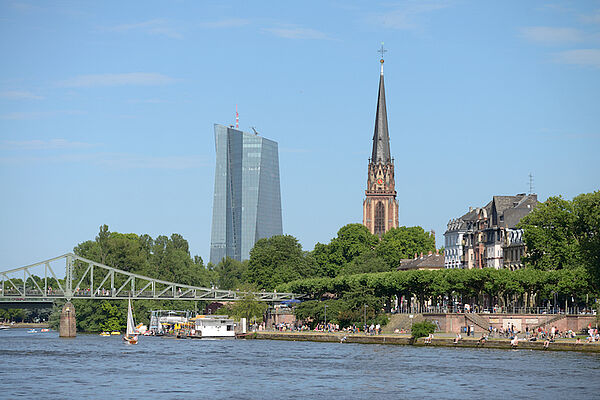 Eiserner Steg und Mainufer - (c) visitfrankfurt Foto: Holger Ullmann