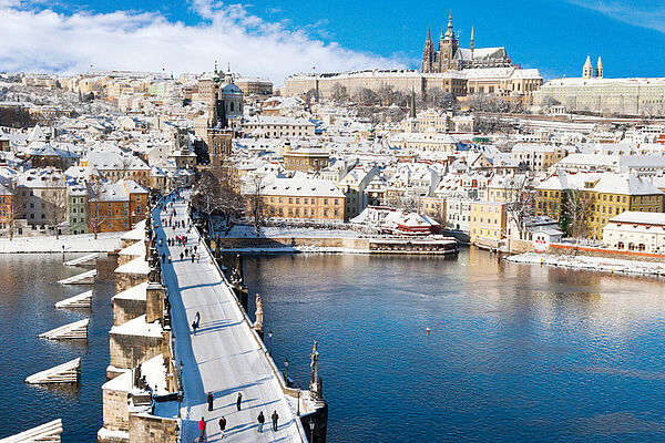 Prag, Karlsbrücke im Winter