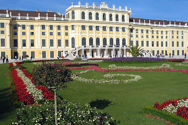 [Translate to 01_EN:] Schloss Schönbrunn mit Schlossgarten, Wien