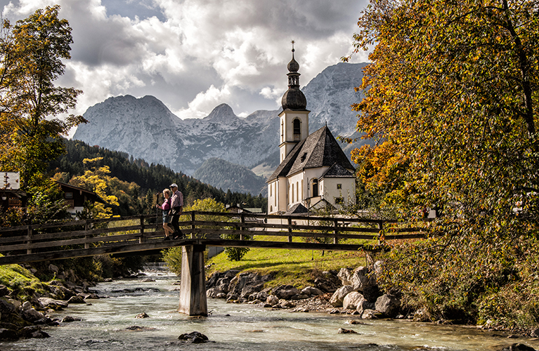 Ramsau church autumn bridge © Berchtesgadener Land Tourismus